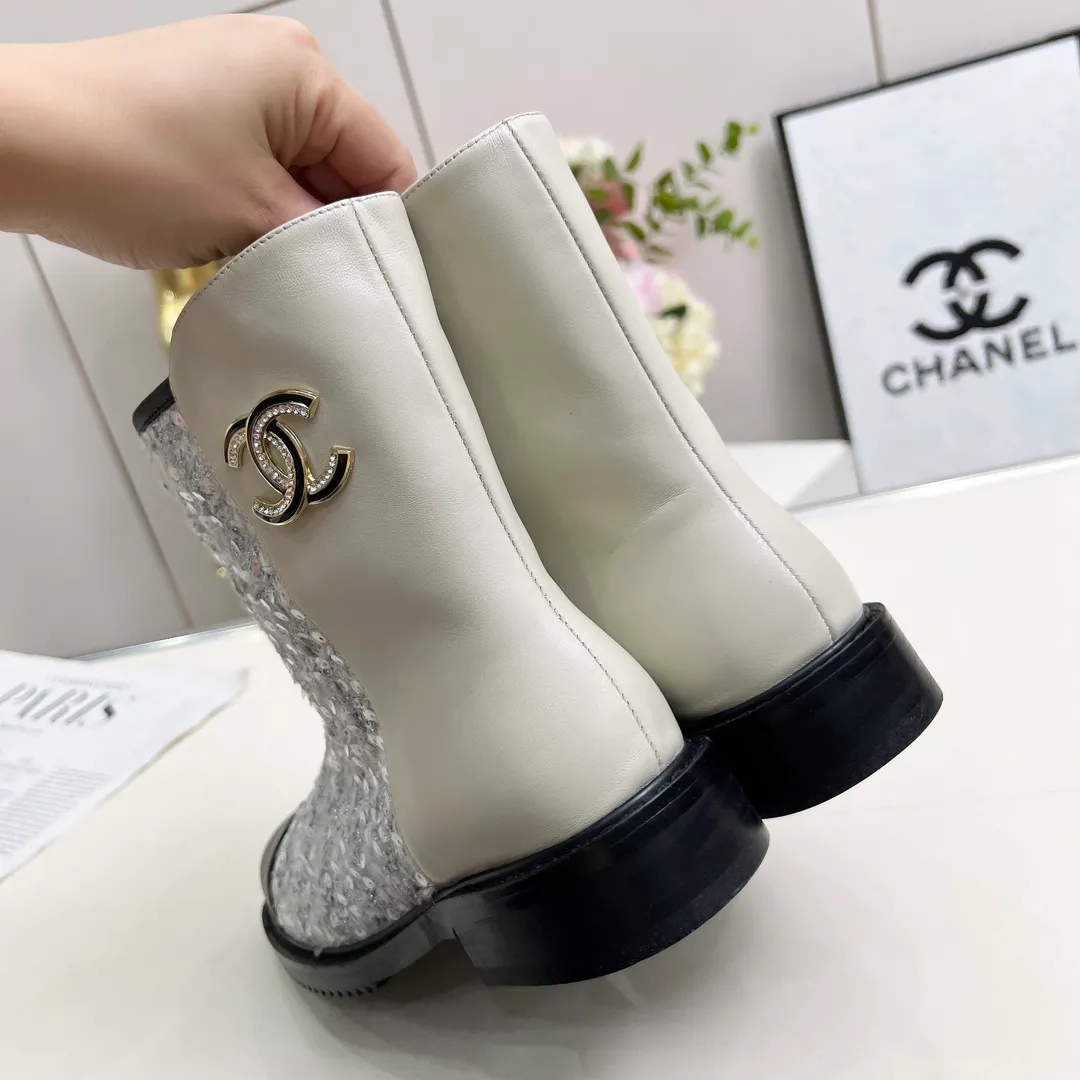 👟👟Ex-factory price 720👟👟 High version of Chanel CHANEL, 🌞🌞🌞Xiaoxiang’s latest 2025 autumn and winter short boots, a must-have item for this autumn and winter season! ! Ms. Chanel loves simple yet irresistible combinations to show her unique style. Mix and match freely to shine⚡Follow Grandma’s fashion steps! ! ! The top-notch craftsmanship and texture are perfectly presented. No matter any details, you can compare them with the counters. The best quality products can be entered and exited from the counters at will! ❶Fabric: imported sheepskin with customized fabrics ❷Lining: sheepskin lining ❸Foot pads: sheepskin ❹Outsole: original molded sole ❺Heel height: 3.5cm ❻Boot shaft height: total height 7 inches ❼Number: 35-40 (40 and 41 are customized and cannot be returned)